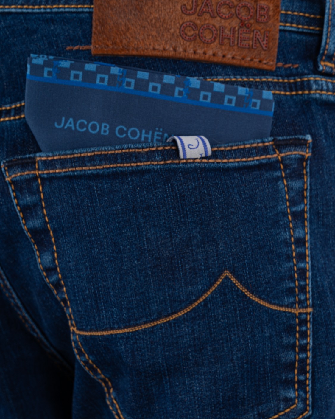 shop JACOB COHEN  Jeans: Jacob Cohen jeans "Bard".
Logo ricamato sul taschino.
Passanti al punto vita.
Chiusura con bottoni.
Bottone con logo a rilievo e finitura rame.
Patta interna ricamata con nome del pantalone e citazione del fondatore.
Salpa in cavallino con logo ricamato in ecopelle dal colore a contrasto.
Include bandana con stampa maiolica e rocchetto di filo
Profumati con l’esclusiva fragranza Jacob Cohën.
Composizione: 92% cotone, 6% elastomultiestere.
Made in Italy.. S3623 BARD-826D number 92410